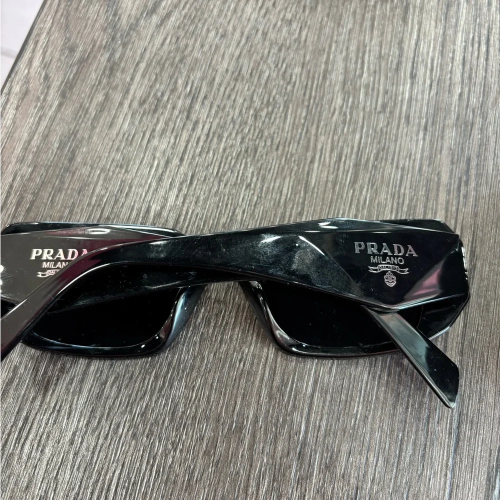 Prada - Picture 3 of 10